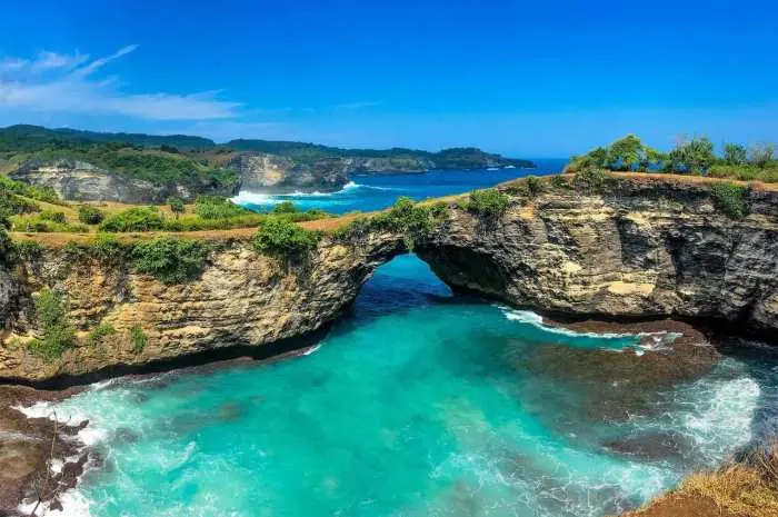 Pantai Broken, Pantai Unik di Bali yang Dikelilingi Tebing Eksotis