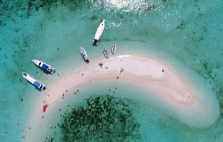 Taka Makassar: Hamparan Pasir di Tengah Laut