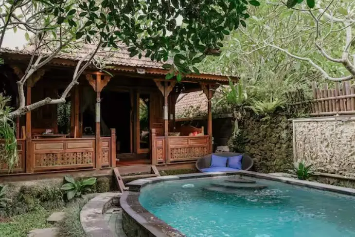 Desain Villa Kayu Minimalis dengan Kolam Renang Pribadi