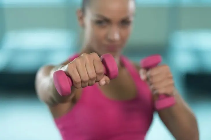 Payudara Tampak Kencang: Dumbbell Cross Punch